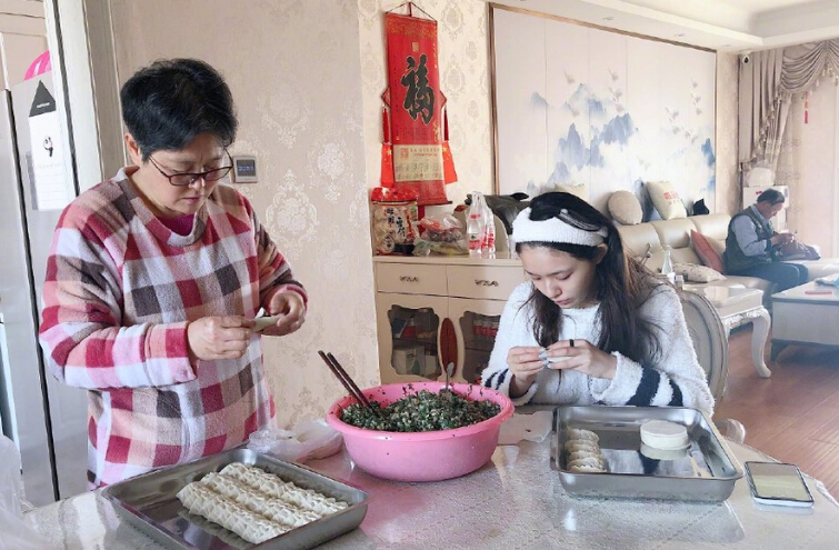 林允和妈妈一起包饺子 提前庆祝母亲节快乐1