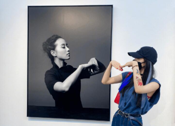 杨幂与闺蜜看展心情好 胳膊上纹身贴抢镜1