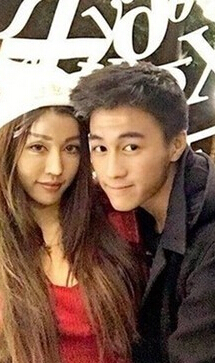 赌王之子女友畅游 超短吊带长裙热辣3
