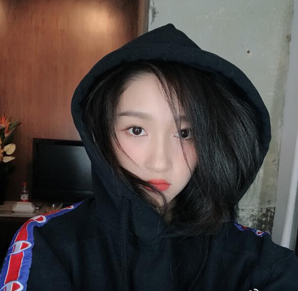 关晓彤情人节发福利 浴袍现身女人味十足1