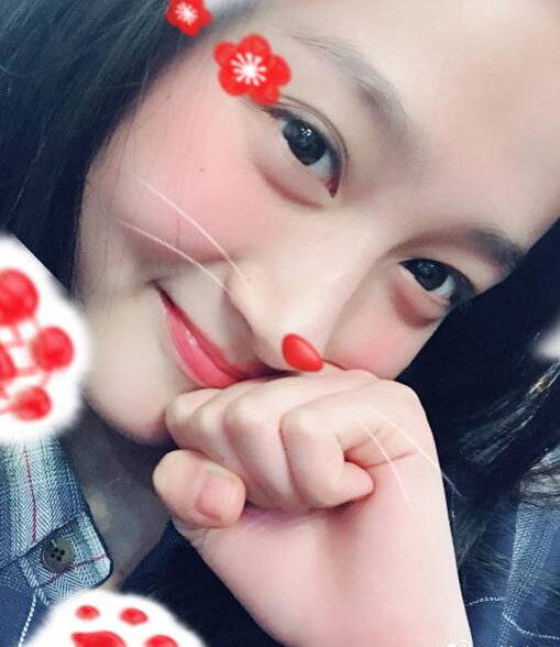 关晓彤情人节发福利 浴袍现身女人味十足3