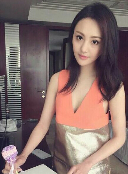 清新美女原是老烟枪 郑爽街头吸烟很熟练2