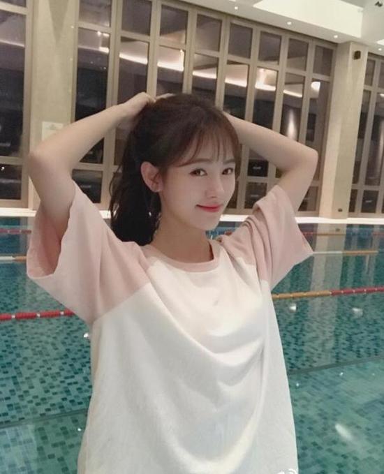四千年第一美女鞠婧祎 不会游泳在池边踩水1