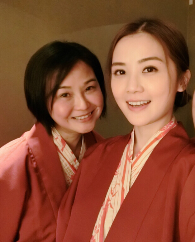 阿Sa带妈妈日本看樱花 穿浴袍很少女感1