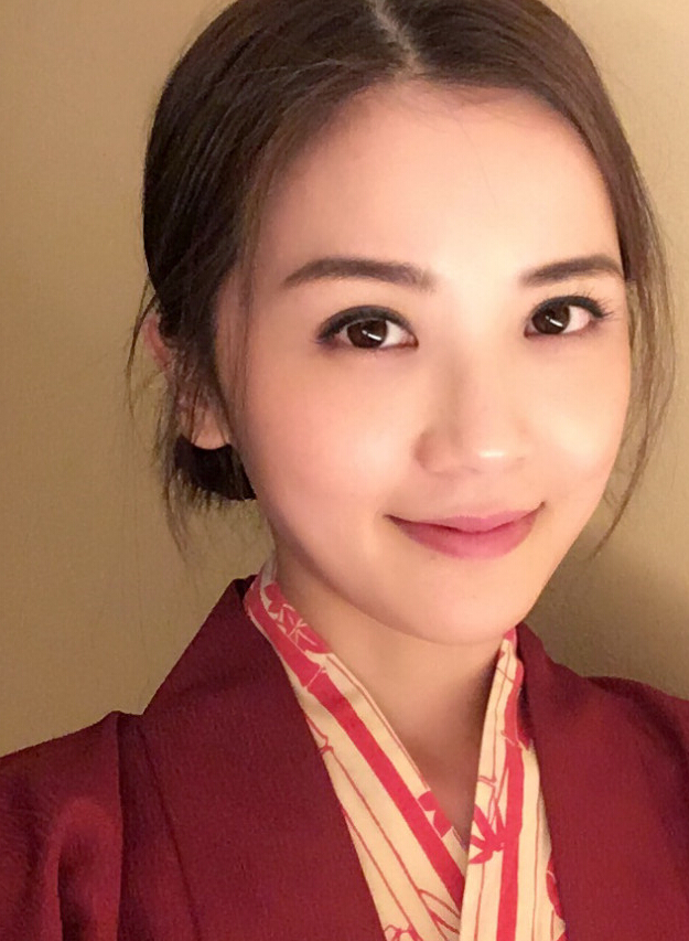阿Sa带妈妈日本看樱花 穿浴袍很少女感2