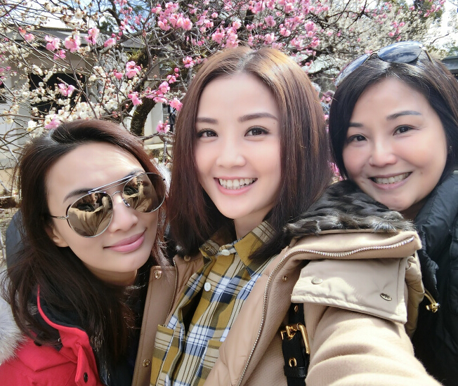 阿Sa带妈妈日本看樱花 穿浴袍很少女感3