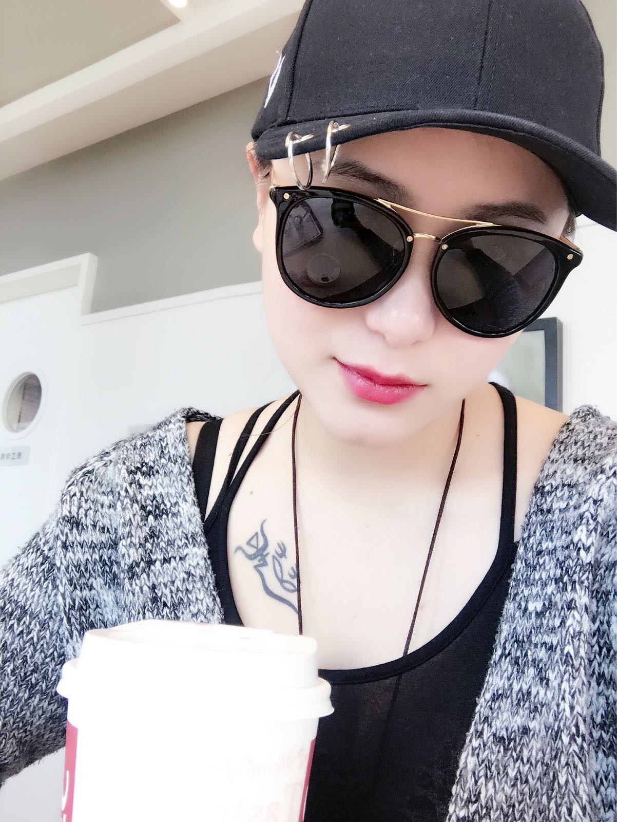 短发气质美女