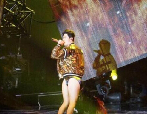周杰伦演唱会露腿有翘臀 周杰伦竟靠这个博眼球1