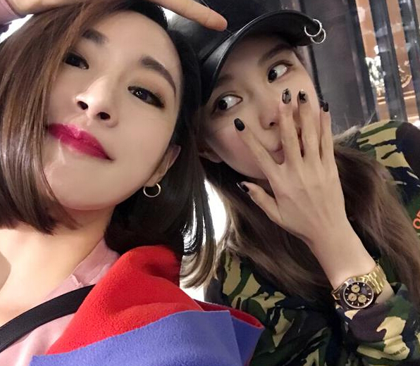 周扬青微博合影大王 被网友当成高仿2