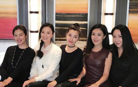 邓文迪李冰冰聚会 邓文迪扎麻花辫1