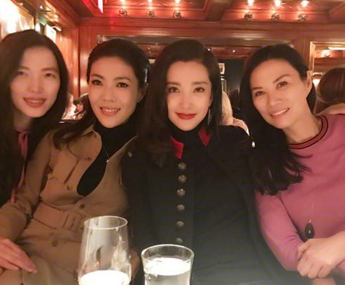 邓文迪李冰冰聚会 邓文迪扎麻花辫2