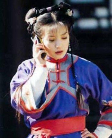 还珠格格幕后照 赵薇怀中女孩撞脸小沈阳3