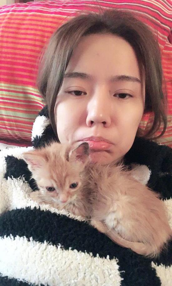 邢晓瑶胸上趴猫 胸器太大猫咪竟当床1