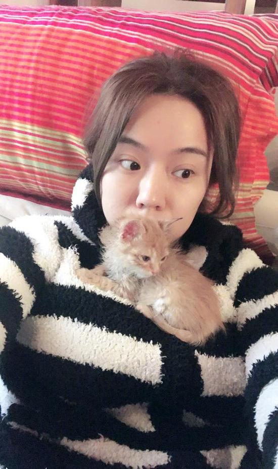 邢晓瑶胸上趴猫 胸器太大猫咪竟当床2