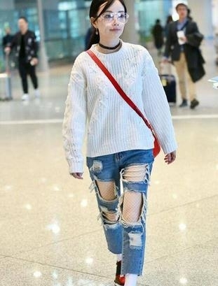 李小璐走平路摔跤 起身后捂嘴偷笑身后小哥好欢畅1