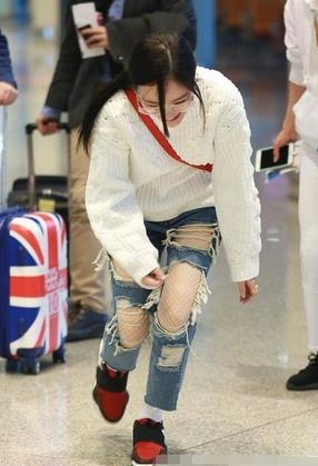 李小璐走平路摔跤 起身后捂嘴偷笑身后小哥好欢畅2