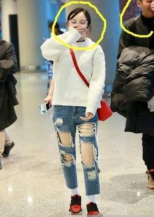 李小璐走平路摔跤 起身后捂嘴偷笑身后小哥好欢畅3