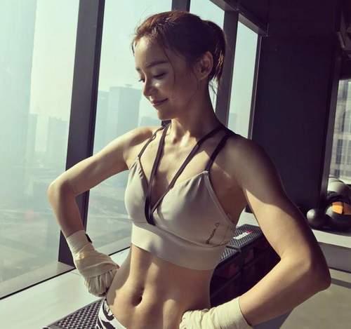 袁姗姗马甲线2.0 炫腹秀傲人上围1