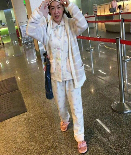 小s穿睡衣现身机场 不在乎他人目光2