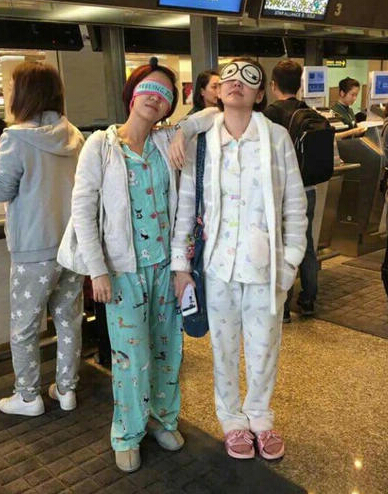 小s穿睡衣现身机场 不在乎他人目光3