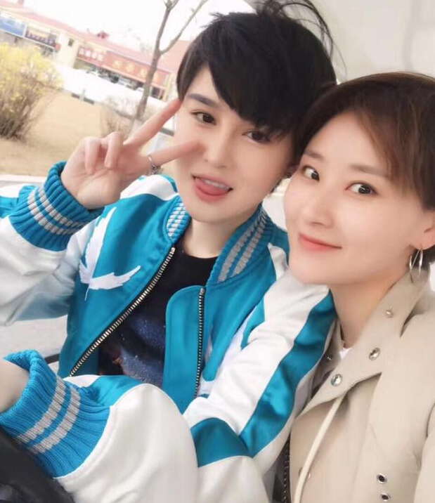赵本山女儿骑三轮出游 清爽短发心情好1