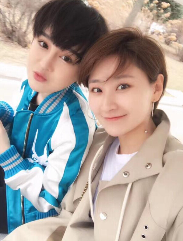 赵本山女儿骑三轮出游 清爽短发心情好2