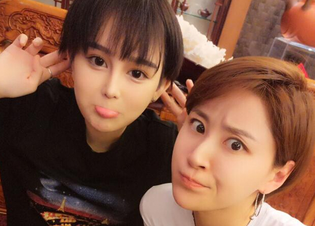 赵本山女儿骑三轮出游 清爽短发心情好3