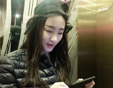 王丽坤变网瘾少女 休息期间手机不离手1