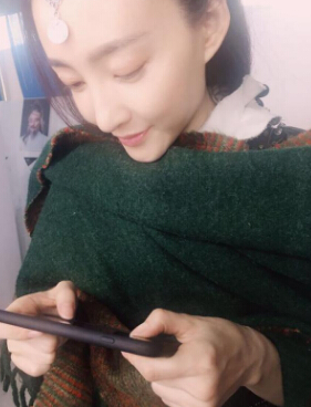 王丽坤变网瘾少女 休息期间手机不离手2