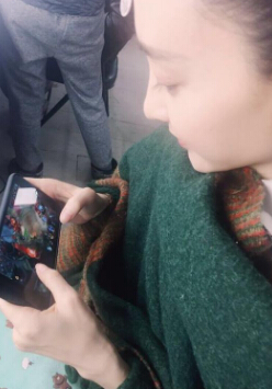 王丽坤变网瘾少女 休息期间手机不离手3