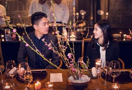 奶茶妹妹凝视刘强东 满眼全是爱1