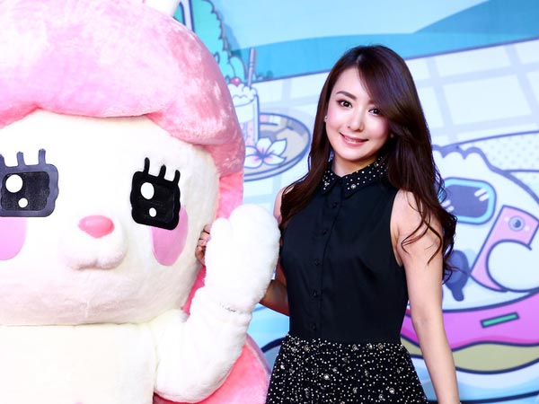 方媛婚讯公开后现身 自食其力为网店拍产品1