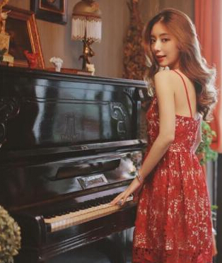方媛婚讯公开后现身 自食其力为网店拍产品3