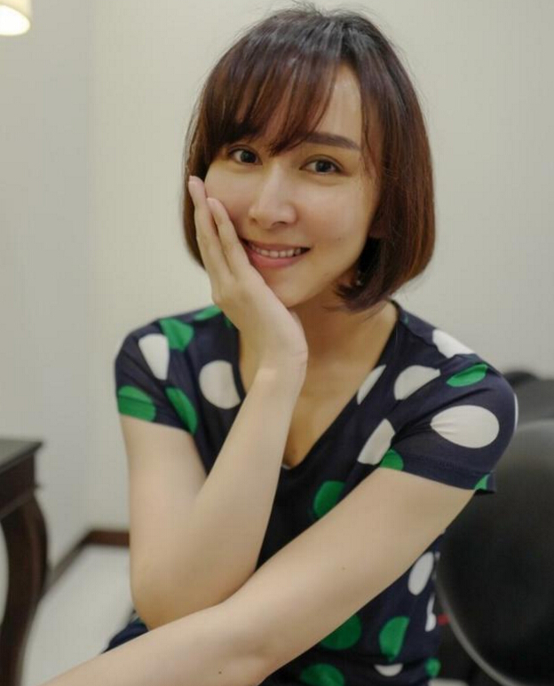 胡静整容后复出 阔太胡静短发自嘲脸大1