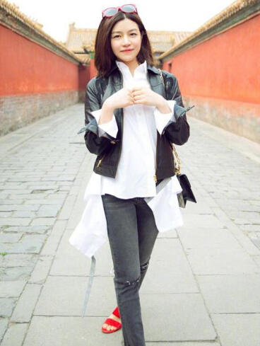 陈妍希产子后逛故宫气质好 身材恢复腿笔直1