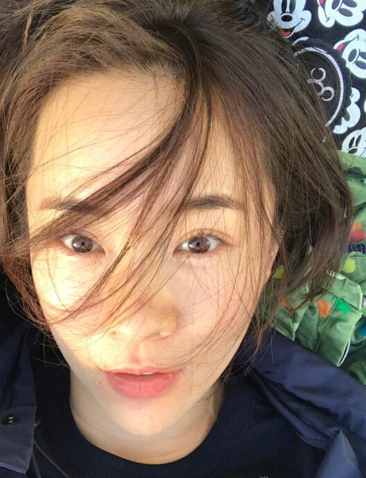 霍思燕带儿子春游 嗯哼大王抱小狗奔跑1