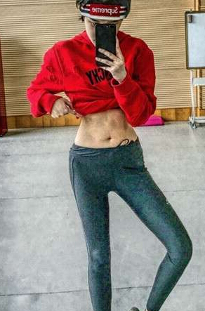 赵本山女儿妞妞闭关健身 腹肌马甲线样样有3