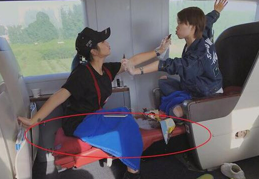 何洁赫子铭离婚后瘦身 高铁与好友喂食被批2