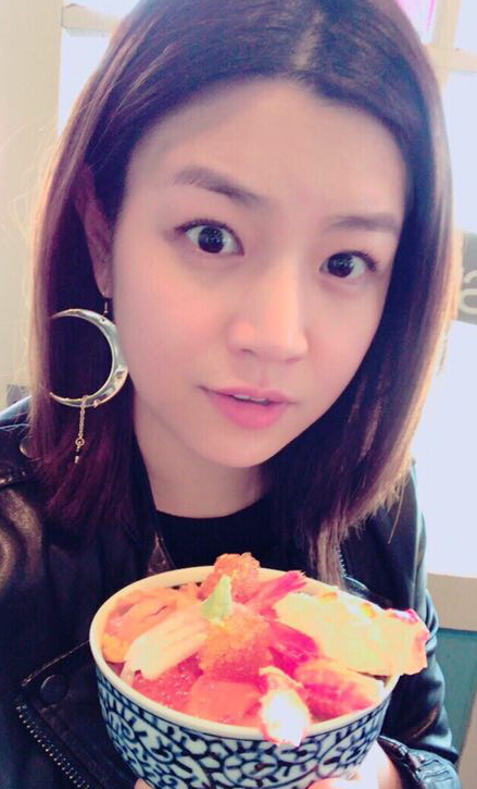 陈妍希微博晒吃货日常 可爱力证脸比碗小2