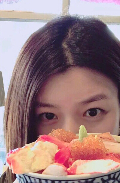 陈妍希微博晒吃货日常 可爱力证脸比碗小3