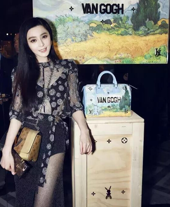 范冰冰拍戏至深夜 曝光新剧女王造型2
