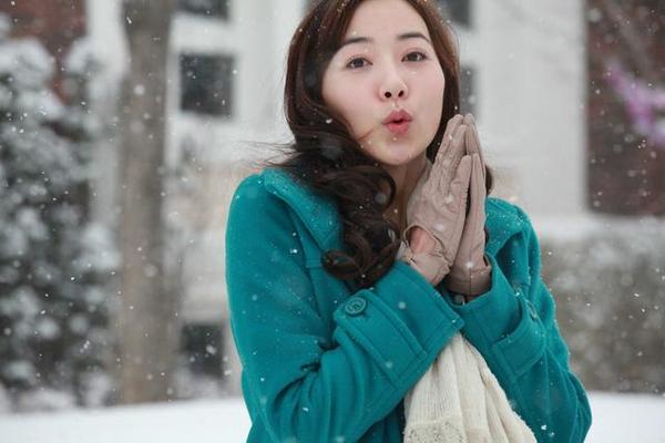 韩雪微博晒工作照认真 自称认真起来不简单3