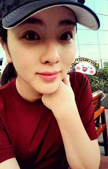 李思思微博亮相 产后素颜还很美1
