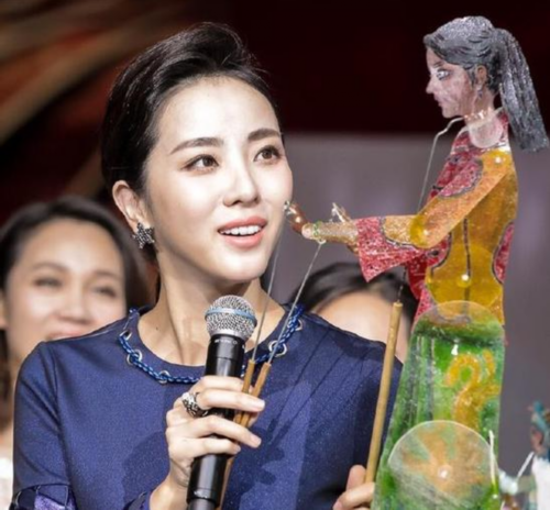 李思思微博亮相 产后素颜还很美2