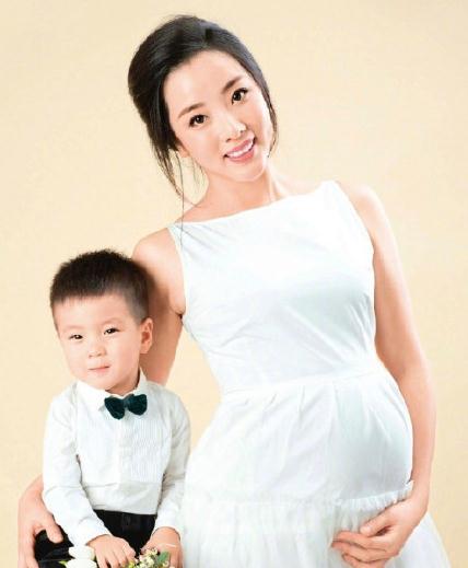 李思思微博亮相 产后素颜还很美3
