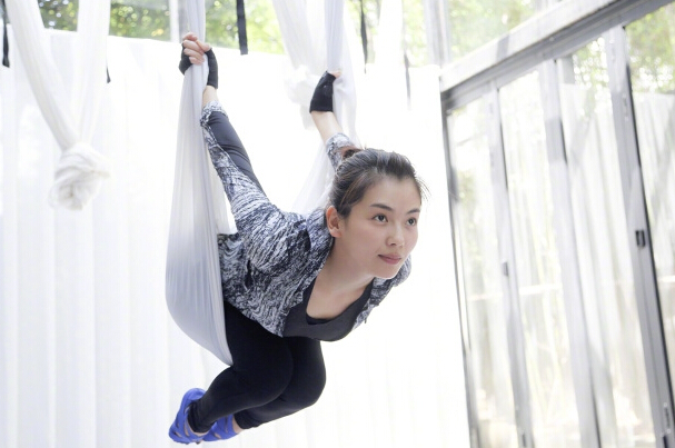 刘涛练瑜伽展示好身材 刘涛遇儿女探班搞怪1