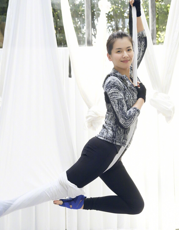 刘涛练瑜伽展示好身材 刘涛遇儿女探班搞怪2