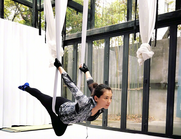 刘涛练瑜伽展示好身材 刘涛遇儿女探班搞怪3