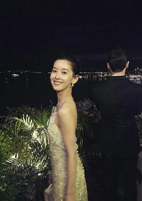 章泽天刘强东同框 章泽天性感香肩刘强东只露背影1