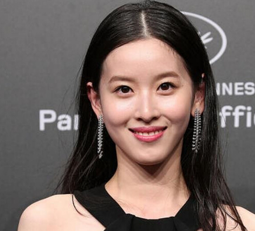 章泽天刘强东同框 章泽天性感香肩刘强东只露背影2